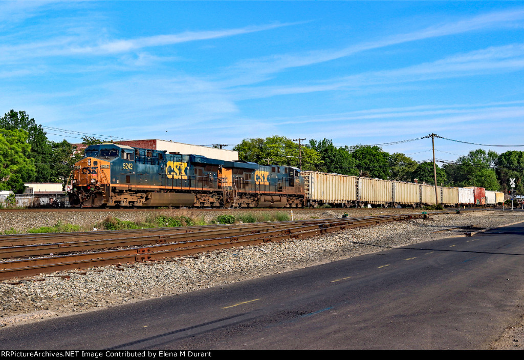 CSX 5242 on M-404